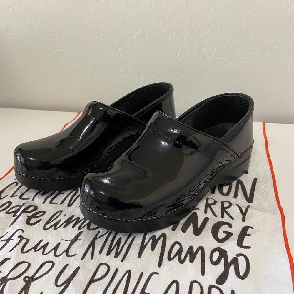 Dansko profesional womens pantent leather clogs
